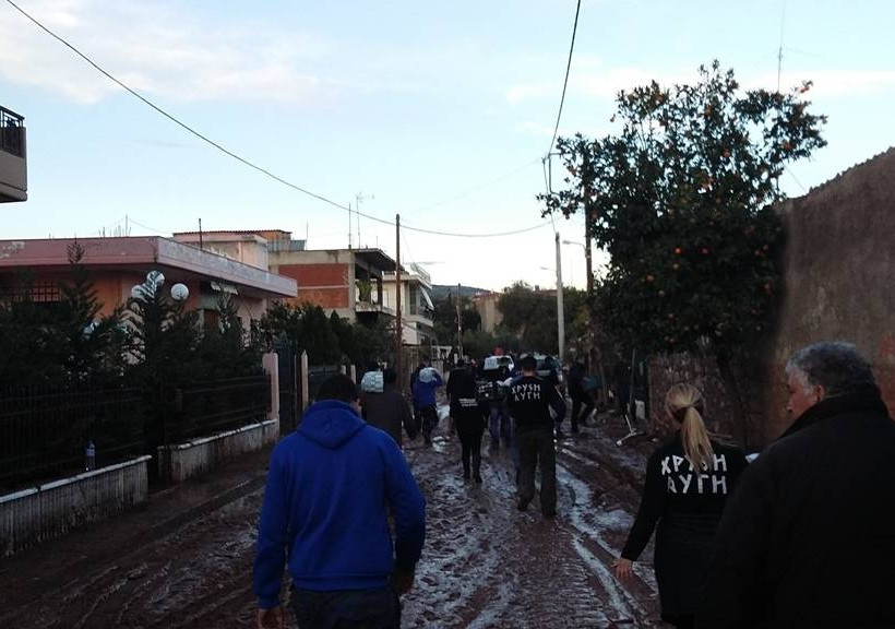 Διανομή τροφίμων και ρουχισμού στην Μάνδρα από την Χρυσή Αυγή