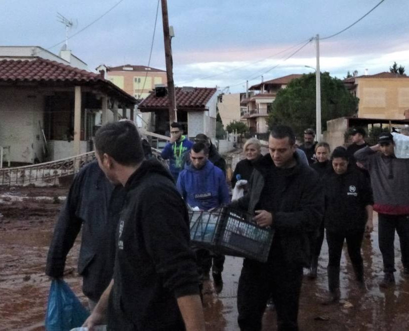 Διανομή τροφίμων και ρουχισμού στην Μάνδρα από την Χρυσή Αυγή