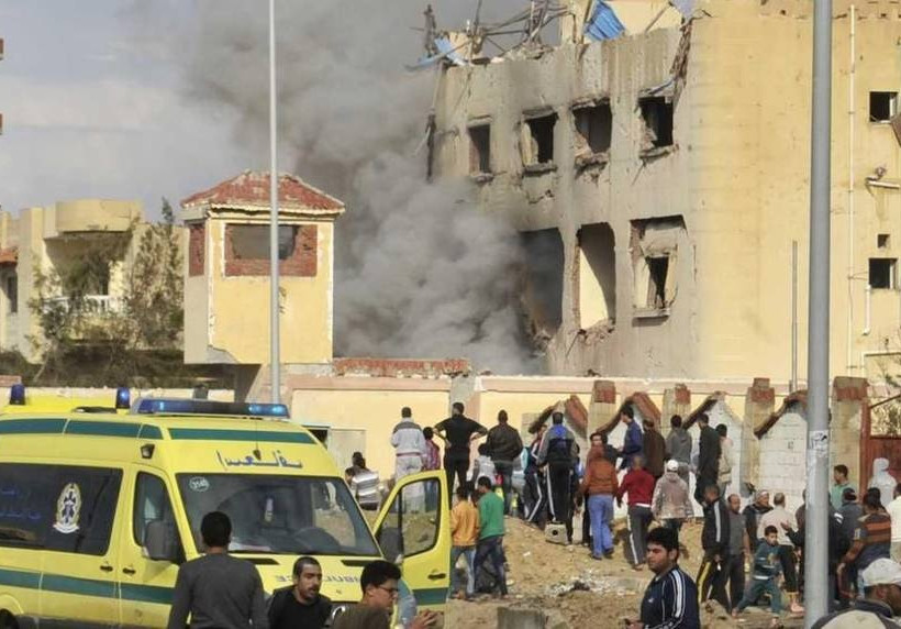 Αίγυπτος: «Λουτρό αίματος» από έκρηξη σε τέμενος – Φόβοι για πάνω από 54 νεκρούς