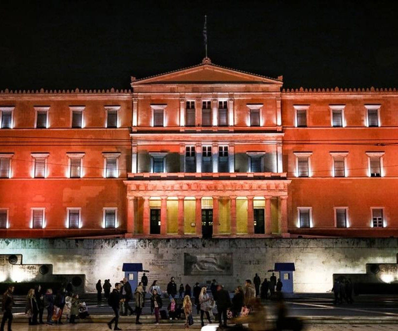 Στα πορτοκαλί φωταγωγήθηκε η Βουλή – Εντυπωσιακές εικόνες
