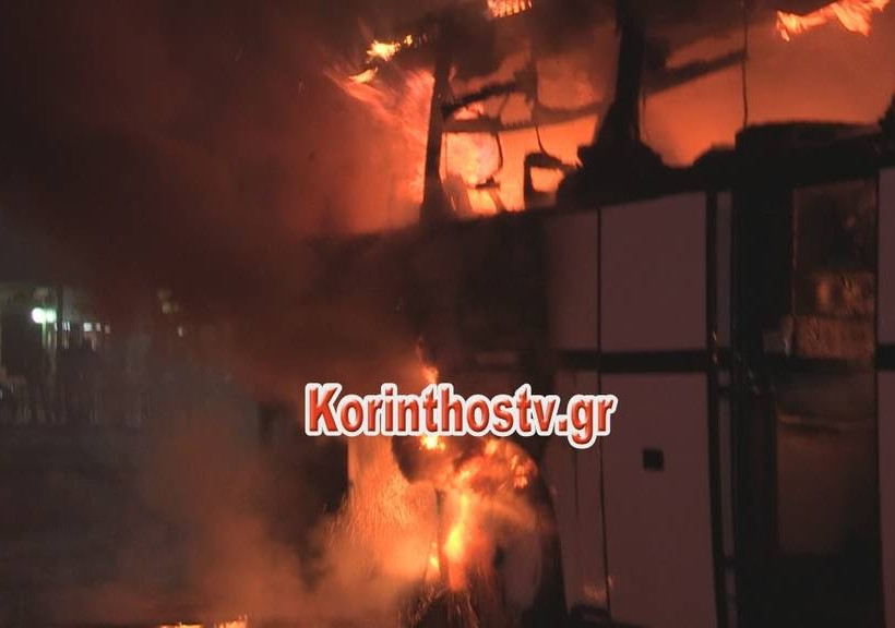 Λεωφορείο με 22 επιβαίνοντες πήρε φωτιά στην Εθνική Οδό Αθηνών - Κορίνθου (pics+vid)