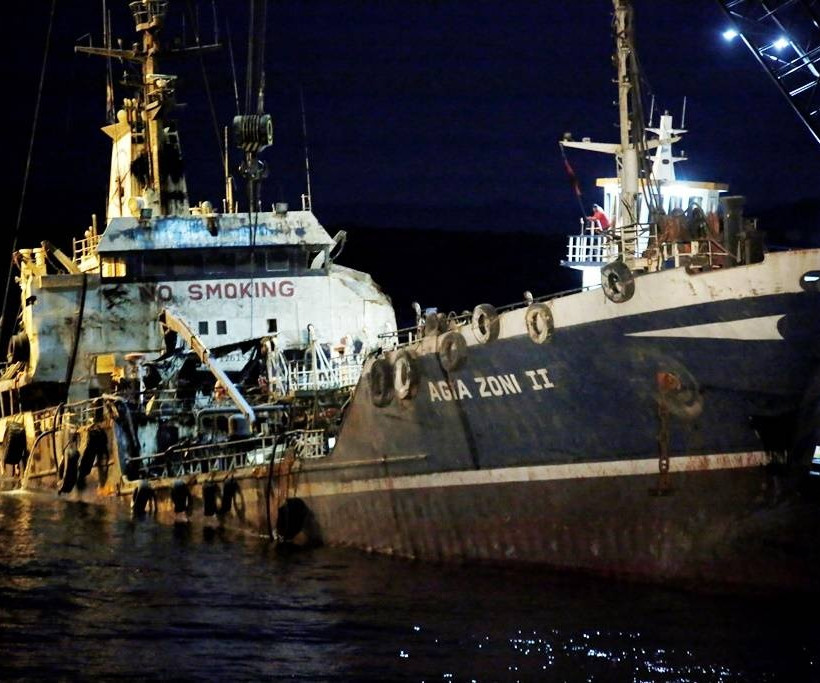 Ολοκληρώθηκε η ανέλκυση του «Αγία Ζώνη ΙΙ» που μόλυνε το Σαρωνικό (pics)
