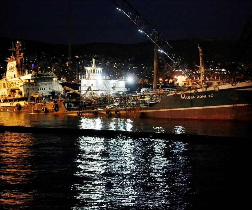 Ολοκληρώθηκε η ανέλκυση του «Αγία Ζώνη ΙΙ» που μόλυνε το Σαρωνικό (pics)