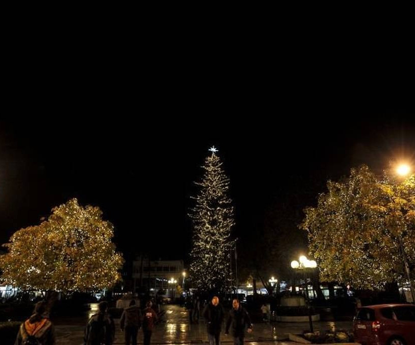 Φωταγωγήθηκε το υψηλότερο χριστουγεννιάτικο δέντρο στην Ελλάδα (pics)
