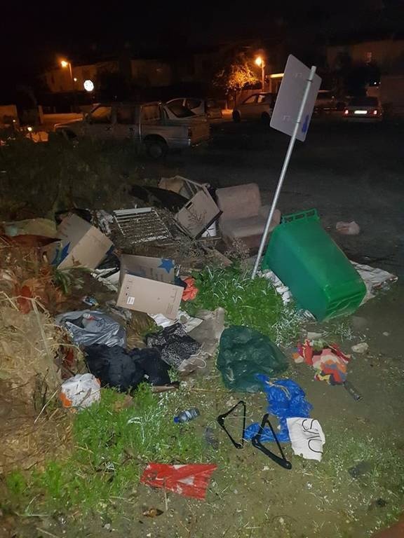 Σκουπίδια, πέτρες, μπάζα - Η πινακίδα μας μάρανε... (φωτογραφίες)