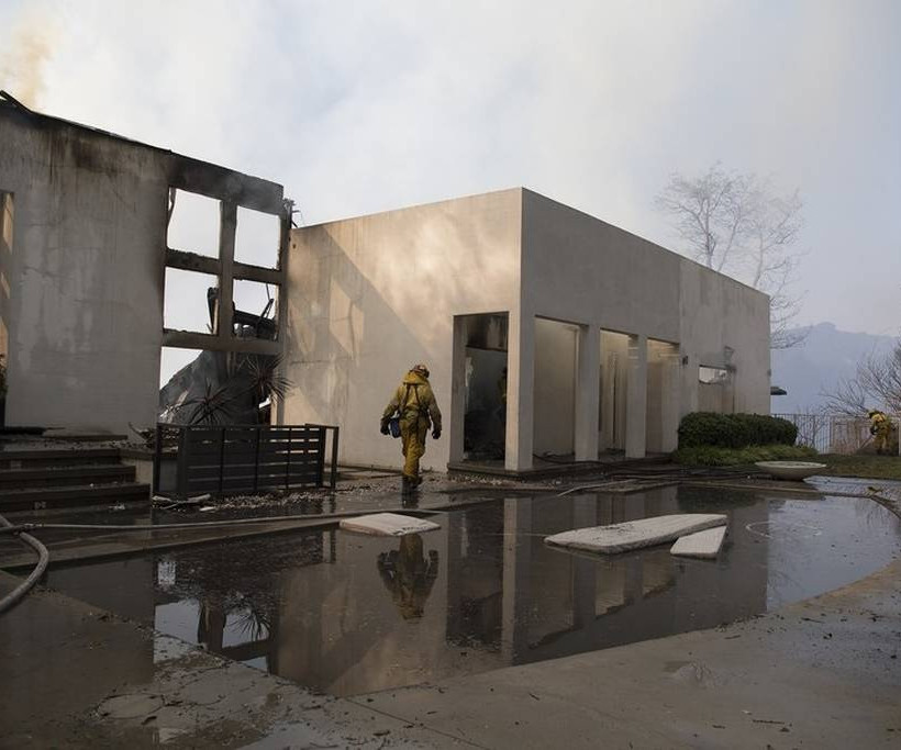 Πύρινη λαίλαπα στο Λος Άντζελες: Στις φλόγες παραδόθηκε το Bel-Air (Pics+Vids)