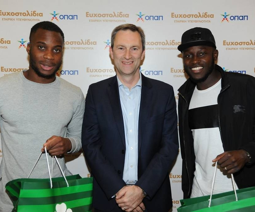 Ο Ντάμιαν Κόουπ, Διευθύνων Σύμβουλος ΟΠΑΠ με τους Γιακούμπα Σιλά & Ουσμάν Κουλιμπαλί που εκπροσώπησαν την ΠΑΕ Παναθηναϊκός