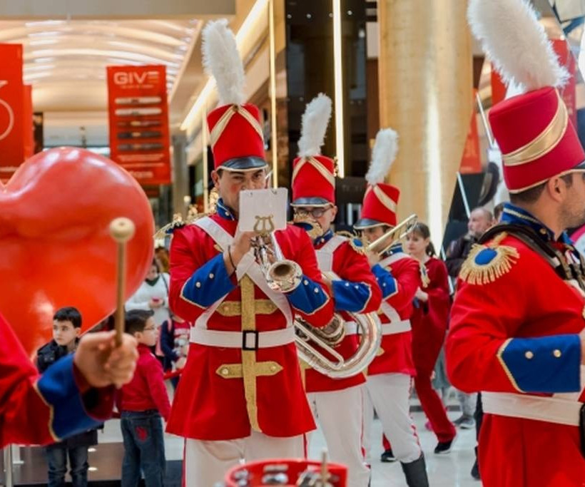 Η Χmas Parade by Ethniki Asfalistiki ξεσηκώνει τον κόσμο σε όλο το εμπορικό κέντρο με γιορτινές μελωδίες