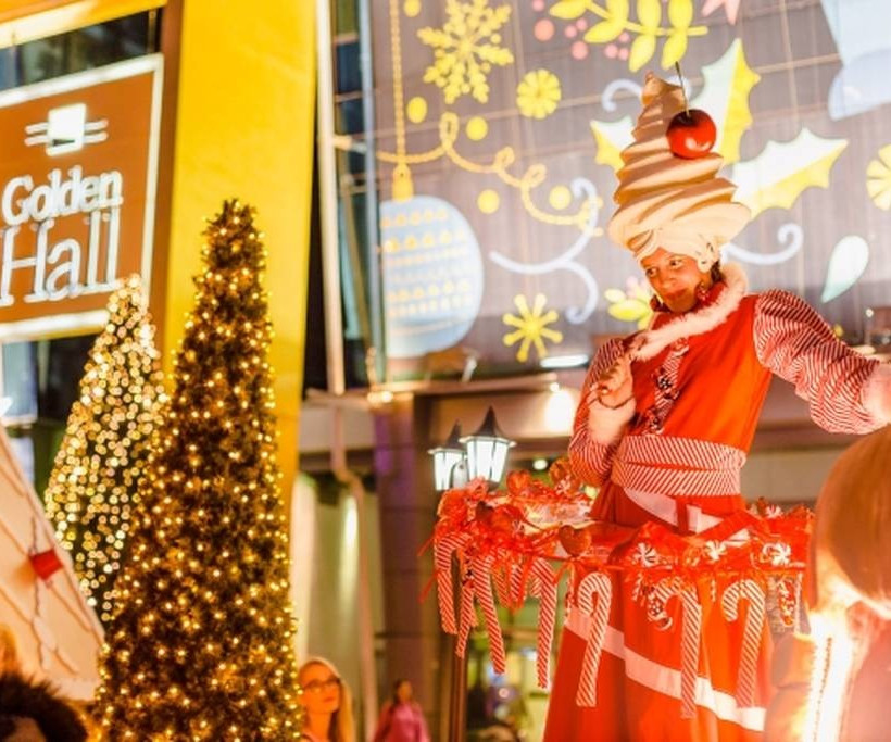 Η ξυλοπόδαρος Νεράιδα των Ζαχαρωτών χαρίζει γλυκές εκπλήξεις στα παιδιά