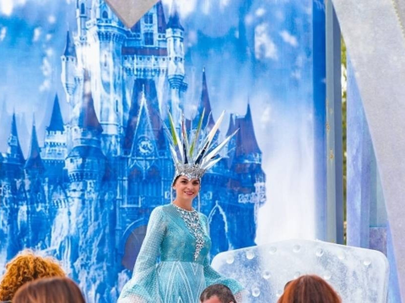 Η ξυλοπόδαρος Βασίλισσα του Χιονιού καλεί τα παιδιά να φωτογραφηθούν στον Παγωμένο Θρόνο της