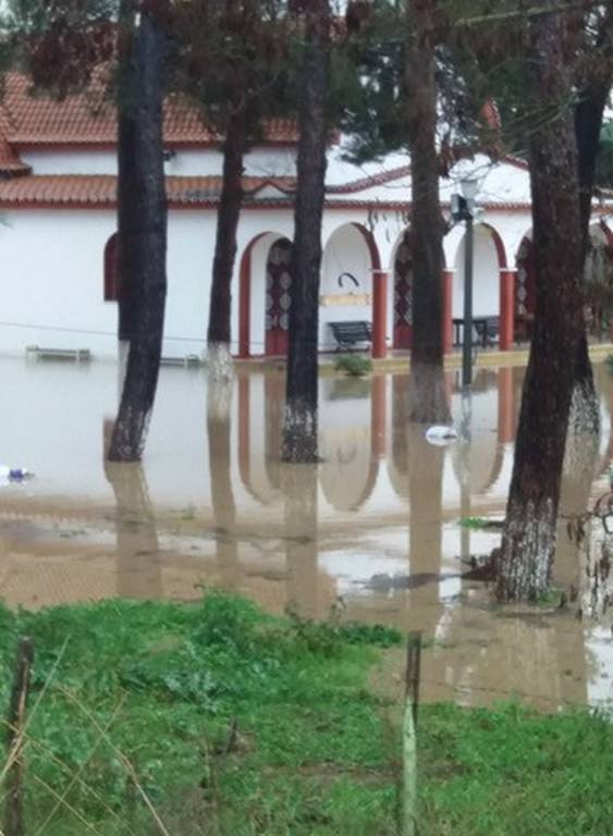 «Πνίγηκε» η Κομοτηνή από την κακοκαιρία - Εγκλωβίστηκαν κάτοικοι, πλημύρισαν σπίτια, έκλεισαν δρόμοι