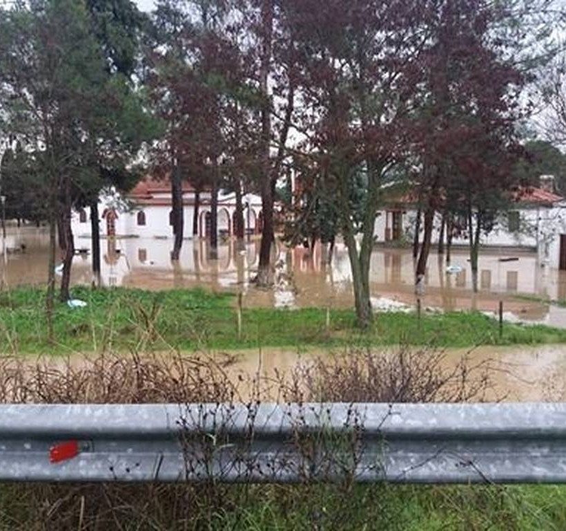«Πνίγηκε» η Κομοτηνή από την κακοκαιρία - Εγκλωβίστηκαν κάτοικοι, πλημύρισαν σπίτια, έκλεισαν δρόμοι