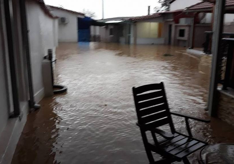 «Πνίγηκε» η Κομοτηνή από την κακοκαιρία - Εγκλωβίστηκαν κάτοικοι, πλημύρισαν σπίτια, έκλεισαν δρόμοι