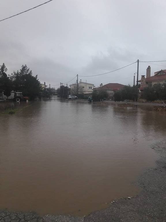 «Πνίγηκε» η Κομοτηνή από την κακοκαιρία - Εγκλωβίστηκαν κάτοικοι, πλημύρισαν σπίτια, έκλεισαν δρόμοι