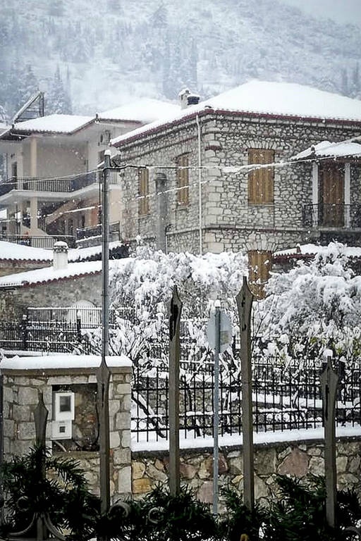 Κακοκαιρία: Σε λευκό κλοιό η Ελλάδα - Πολικές θερμοκρασίες και θυελλώδεις άνεμοι σαρώνουν τη χώρα