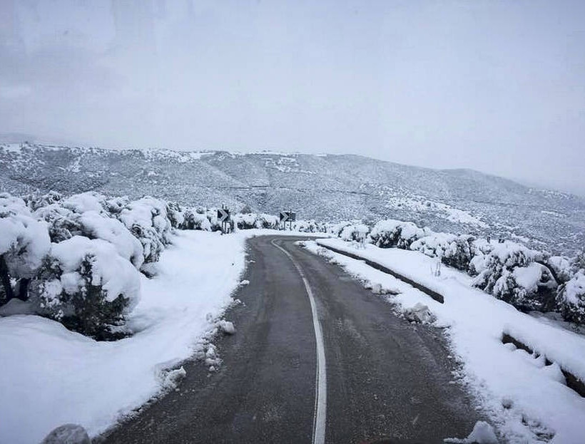 Κακοκαιρία: Σε λευκό κλοιό η Ελλάδα - Πολικές θερμοκρασίες και θυελλώδεις άνεμοι σαρώνουν τη χώρα