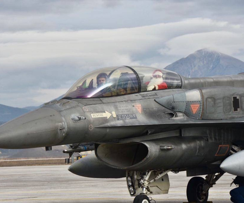 Ο Αη Βασίλης έφτασε με... F16 (pics)