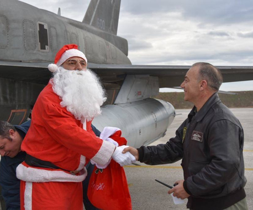 Ο Αη Βασίλης έφτασε με... F16 (pics)