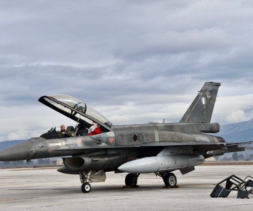 Ο Αη Βασίλης έφτασε με... F16 (pics)