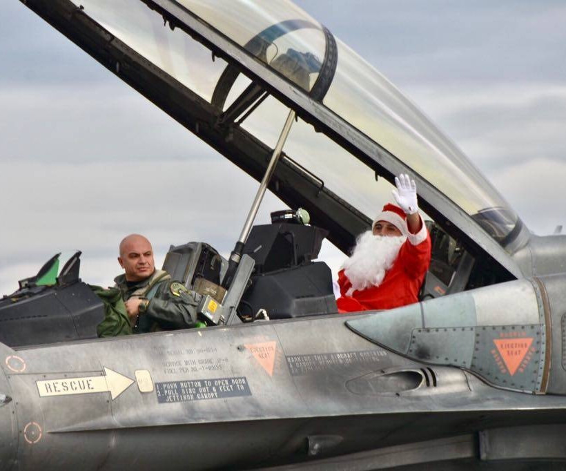 Ο Αη Βασίλης έφτασε με... F16 (pics)