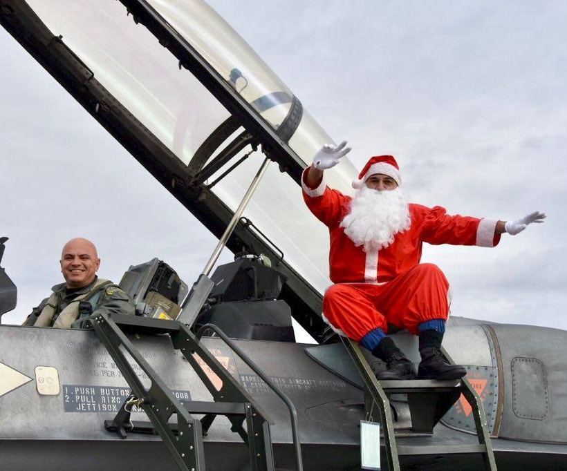 Ο Αη Βασίλης έφτασε με... F16 (pics)