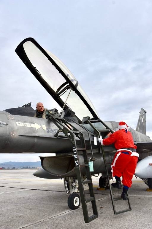 Ο Αη Βασίλης έφτασε με... F16 (pics)