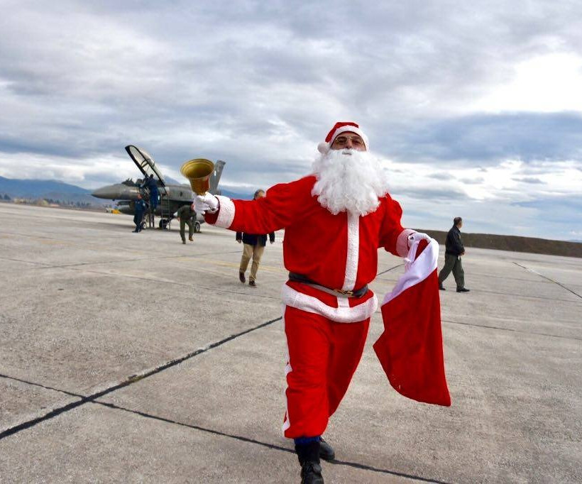 Ο Αη Βασίλης έφτασε με... F16 (pics)