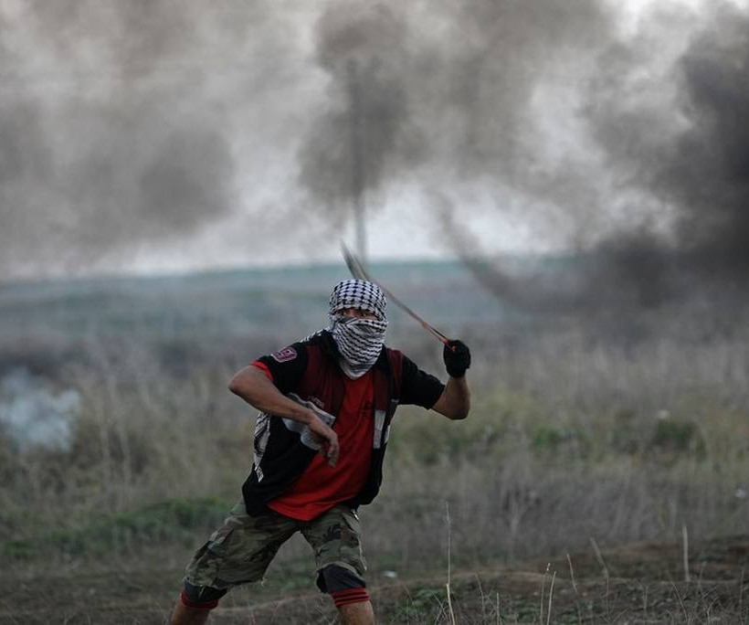 Βίαιες συγκρούσεις στη Λωρίδα της Γάζας – Νεκρός ένας 20χρονος Παλαιστίνιος (pics)