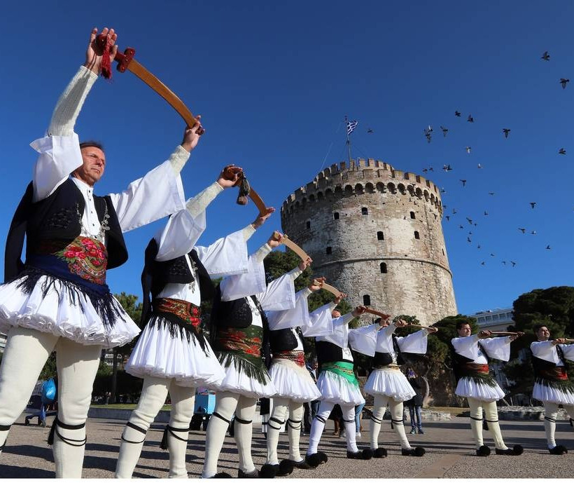 Πρωτοχρονιά 2018: Λεβεντιά! Οι «Φουστανελάδες» της Χαλάστρας ξεσήκωσαν τη Θεσσαλονίκη (pics)