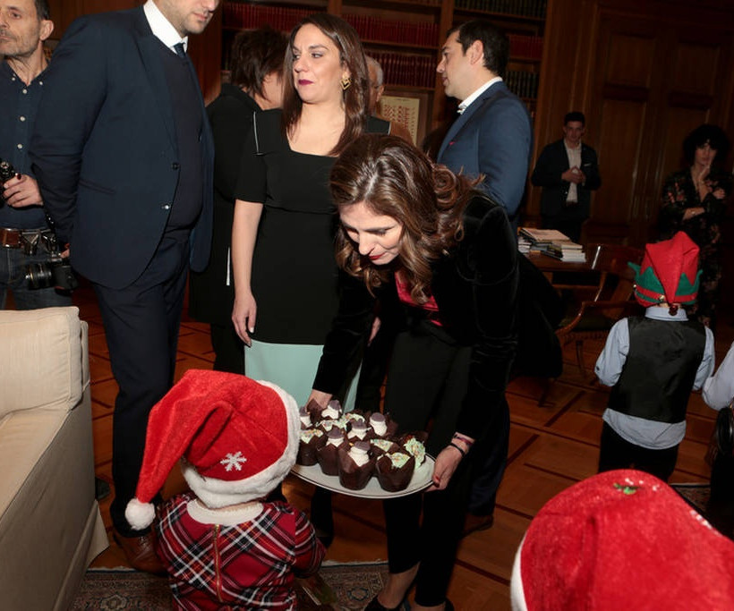 Πρωτοχρονιά 2018: Παιδικές φωνές και κάλαντα για τον Αλέξη Τσίπρα στο Μέγαρο Μαξίμου (pics) 