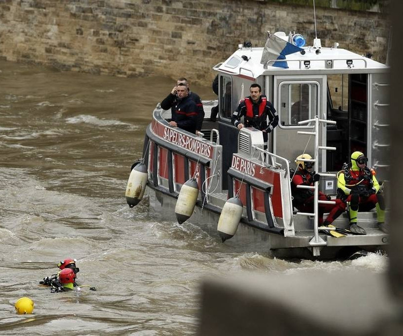 Χείμαρροι και πλημμύρες «έπνιξαν» τη Γαλλία – Θρίλερ με αστυνομικό που χάθηκε στα νερά του Σηκουάνα