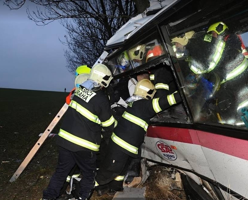 Τραγωδία στην Τσεχία: Φονικό τροχαίο με τουλάχιστον τρεις νεκρούς και 30 τραυματίες (Pics)