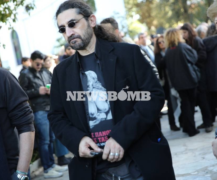 Αυτή την ώρα το τελευταίο «αντίο» στον Τζίμη Πανούση (pics)