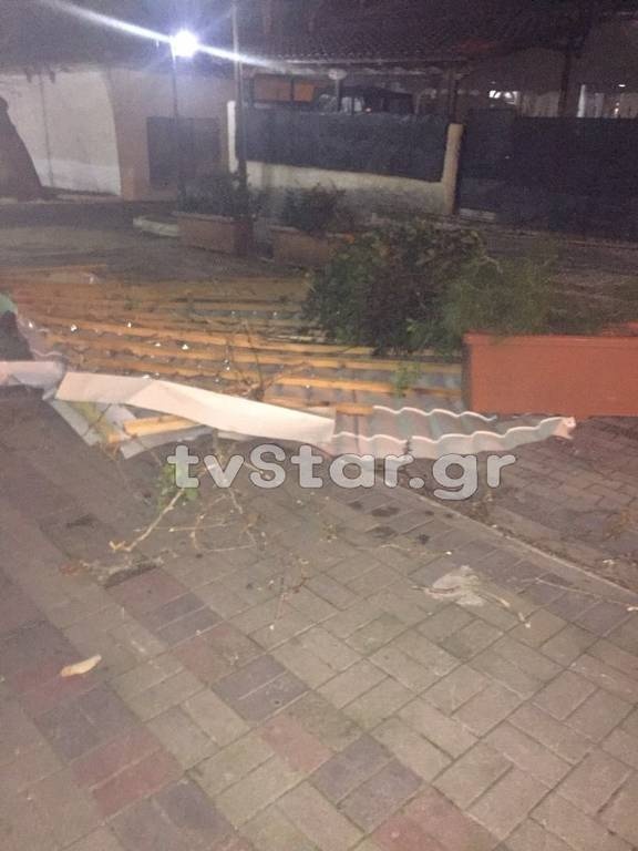 Καιρός ΤΩΡΑ: Προβλήματα σε όλη τη χώρα από τους θυελλώδεις ανέμους
