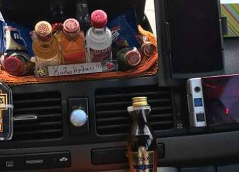 Στο ταξί του Μάκη θα φας και πρωινό – Δείτε φωτογραφίες (pics)