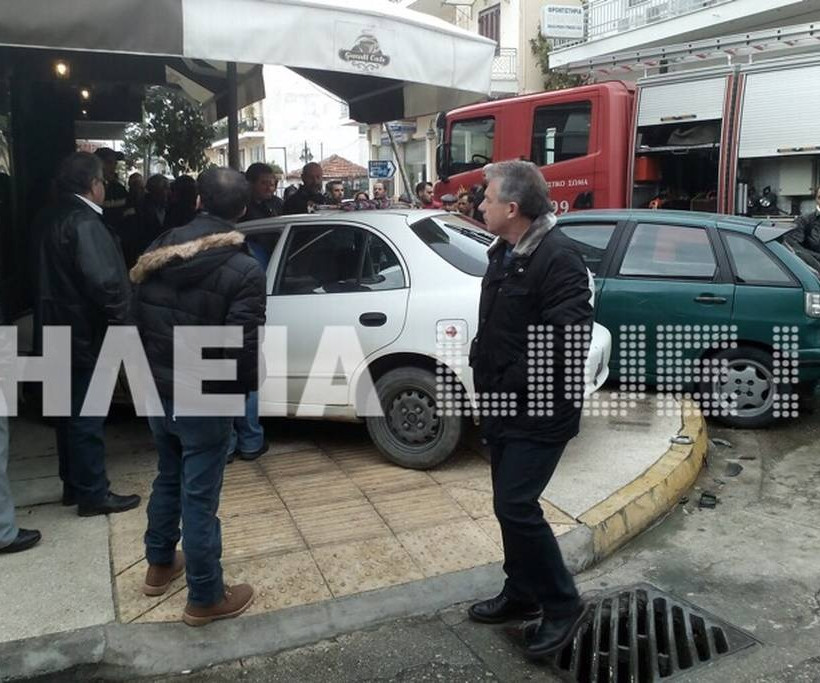 Απίστευτο τροχαίο στην Αμαλιάδα: Δύο αυτοκίνητα «εισέβαλαν» σε καφετέρια (pics)