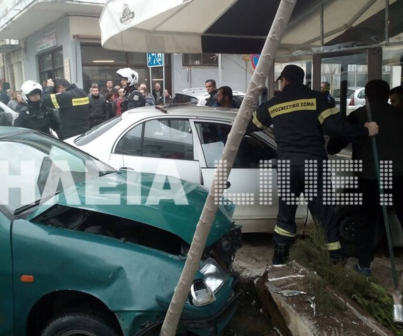 Απίστευτο τροχαίο στην Αμαλιάδα: Δύο αυτοκίνητα «εισέβαλαν» σε καφετέρια (pics)