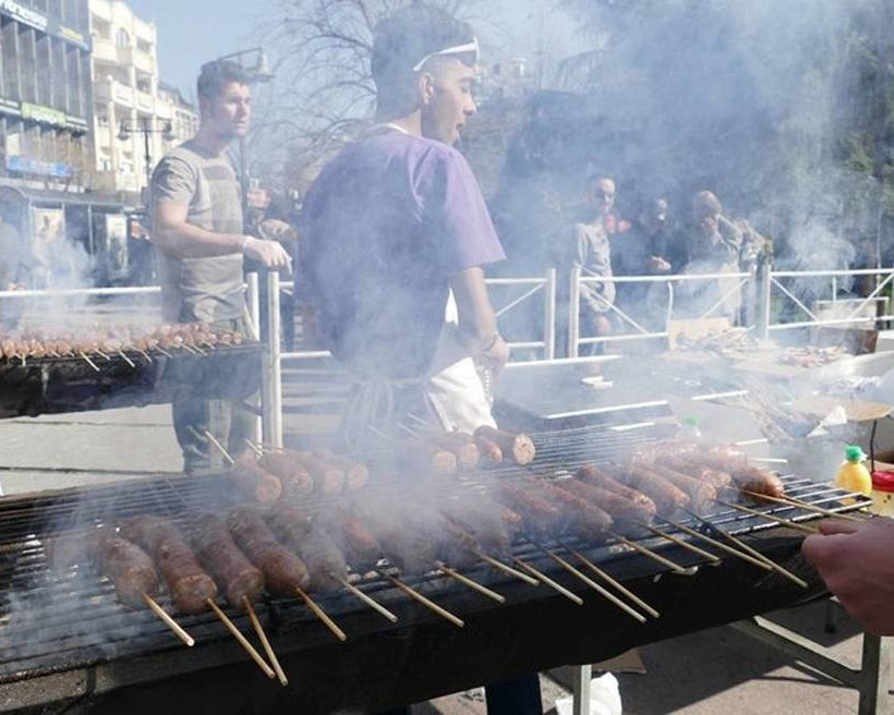 Τσικνοπέμπτη 2018: Ψήνουν 3.000 λουκάνικα στην πλατεία της Λάρισας (pics)