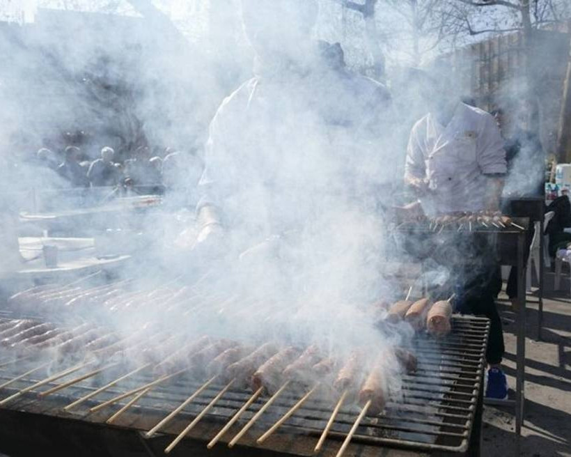 Τσικνοπέμπτη 2018: Ψήνουν 3.000 λουκάνικα στην πλατεία της Λάρισας (pics)