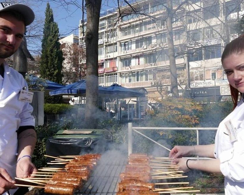 Τσικνοπέμπτη 2018: Ψήνουν 3.000 λουκάνικα στην πλατεία της Λάρισας (pics)