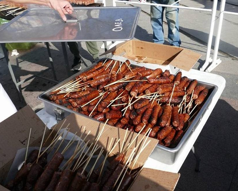 Τσικνοπέμπτη 2018: Ψήνουν 3.000 λουκάνικα στην πλατεία της Λάρισας (pics)