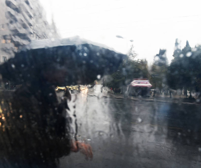 Καιρός - Άνοιξαν οι ουρανοί: Βρέχει με το… τουλούμι στην Αθήνα (pics)