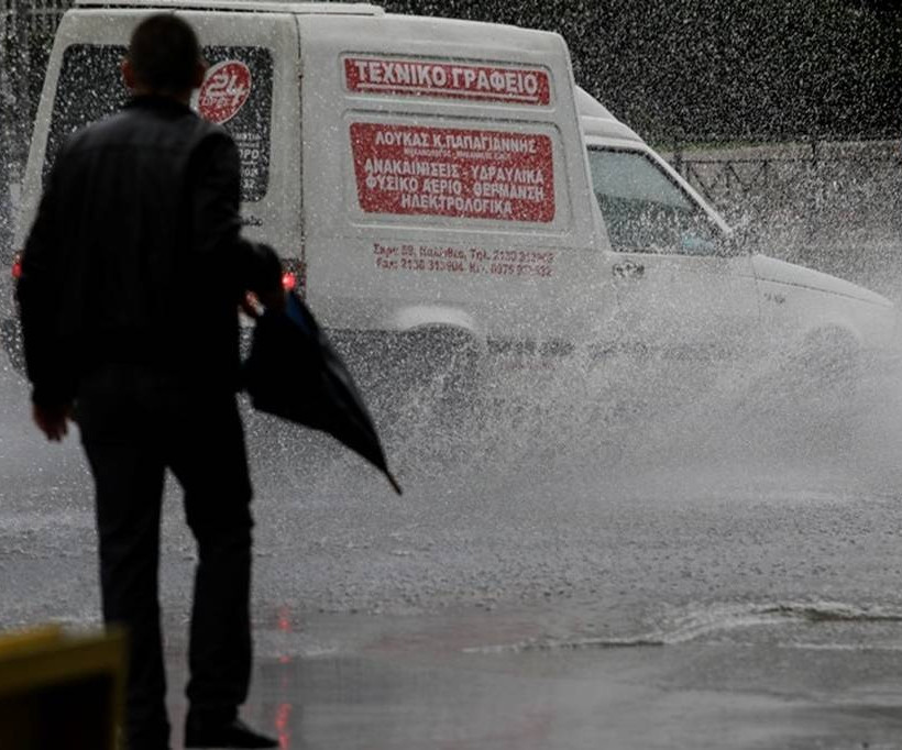 Καιρός - Άνοιξαν οι ουρανοί: Βρέχει με το… τουλούμι στην Αθήνα (pics)
