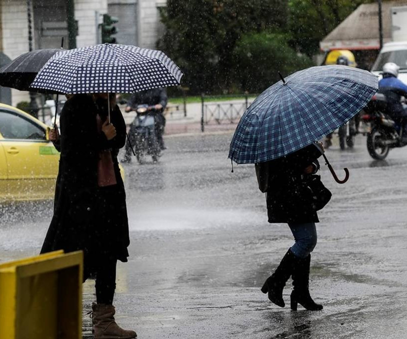 Καιρός - Άνοιξαν οι ουρανοί: Βρέχει με το… τουλούμι στην Αθήνα (pics)
