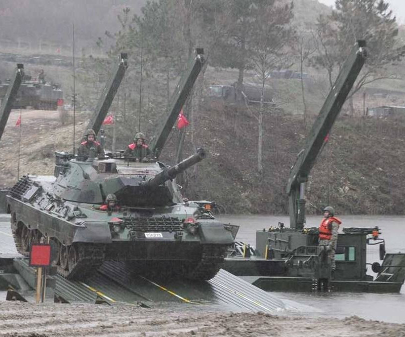 Νέα πρόκληση: Οι Τούρκοι μετέφεραν ολόκληρο το στρατό τους στον Έβρο (pics+vids)