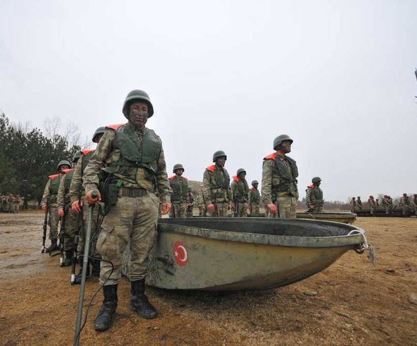 Νέα πρόκληση: Οι Τούρκοι μετέφεραν ολόκληρο το στρατό τους στον Έβρο (pics+vids)