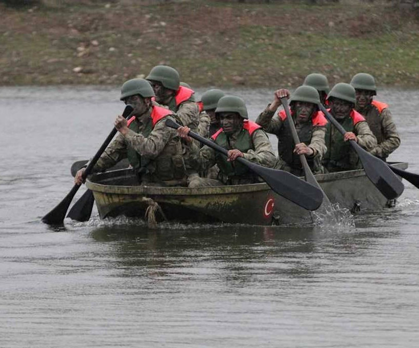 Νέα πρόκληση: Οι Τούρκοι μετέφεραν ολόκληρο το στρατό τους στον Έβρο (pics+vids)