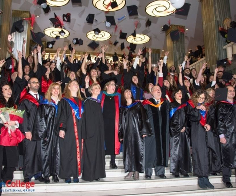 Λαμπρή τελετή αποφοίτησης από το Aegean College