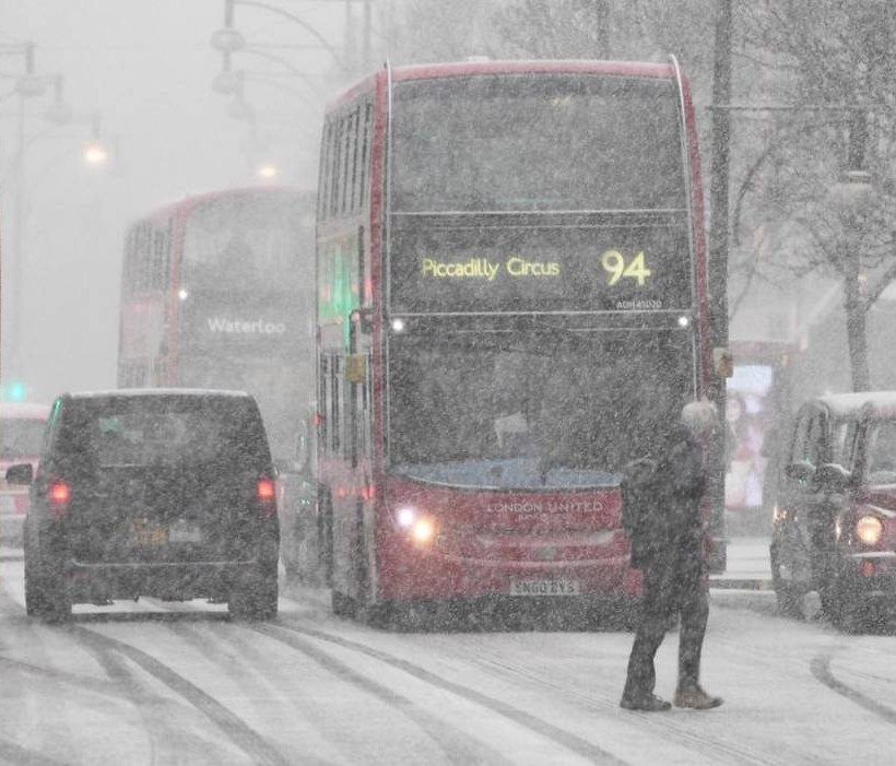 Σιβηρικό ψύχος και σφοδρές χιονοθύελλες σαρώνουν την Ευρώπη – Στους 45 ο αριθμός των νεκρών (Pics)