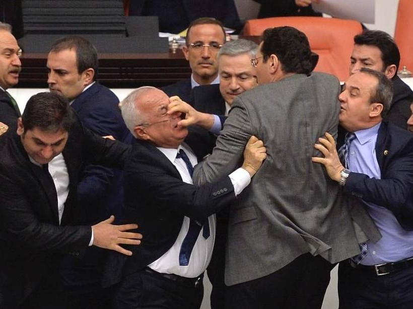  Απίστευτες εικόνες: Άγριο ξύλο στην τουρκική Βουλή – Δείτε την τουρκική «δημοκρατία» στην πράξη 